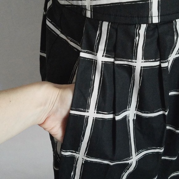Michael Kors Black White Brushstroke Plaid A-Line Skirt w Pockets- 2‎ Petite, 2P - Picture 3 of 4